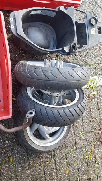 Piaggio Fly velgen en goede banden beschikbaar voor biedingen