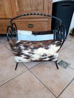 Retro krantenbak met koeienhuid, Huis en Inrichting, Woonaccessoires | Krantenbakken en Lectuurbakken, Ophalen, Gebruikt