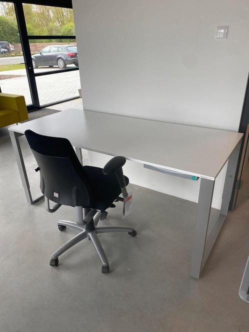 Bureaus instelbare bureaus antraciet onderstel wit blad, Huis en Inrichting, Bureaus, Gebruikt, Bureau, In hoogte verstelbaar