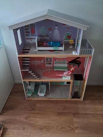 Leuk Poppenhuis met Meubels beschikbaar voor biedingen
