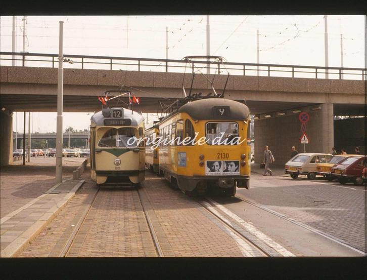 h268: dia van HTM PCC tram 2130, bij station CS, '80s, Verzamelen, Spoorwegen en Tramwegen, Gebruikt, Tram, Kaart of Prent, Ophalen of Verzenden