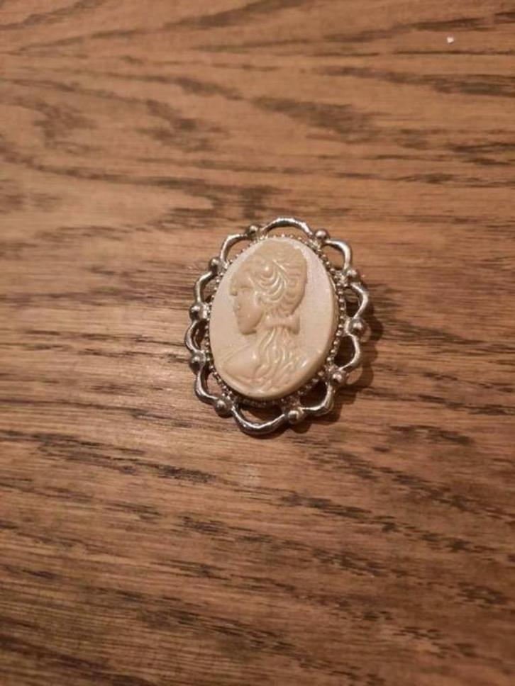 Camee broche brocante Frans creme kettinghanger shabbies, Sieraden, Tassen en Uiterlijk, Kettinghangers, Gebruikt, Overige materialen