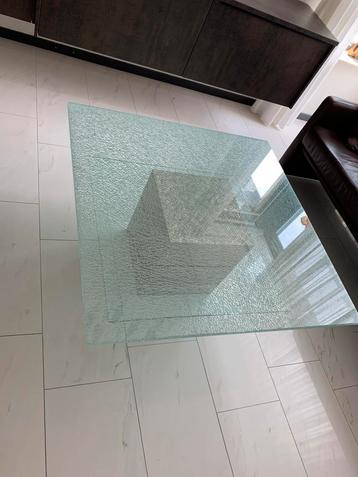 Glazen salontafel met speciaal gebroken glas effect beschikbaar voor biedingen
