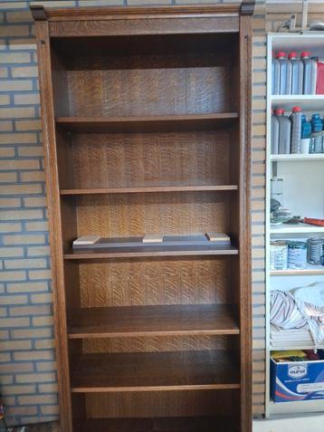 Prachtige eiken boekenkast beschikbaar voor biedingen
