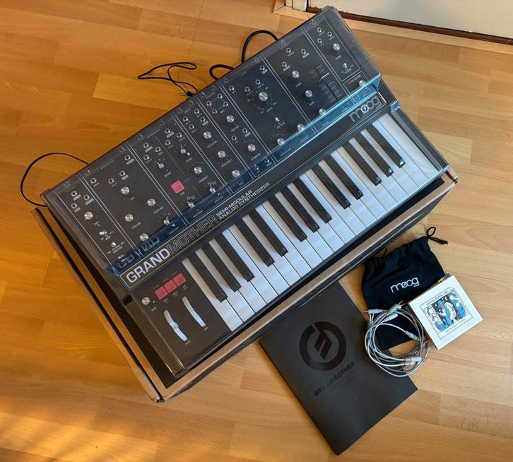 Moog Grandmother dark incl. vanalles :), Muziek en Instrumenten, Midi-apparatuur, Zo goed als nieuw, Ophalen of Verzenden