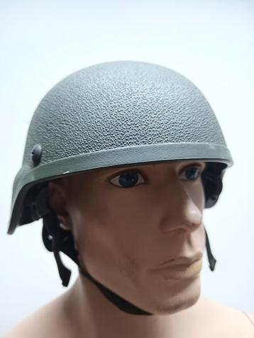 groene leger helm beschikbaar voor biedingen
