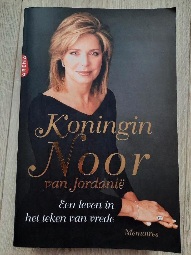 Boek koningin Noor van Jordanië, Boeken, Biografieën, Zo goed als nieuw, Overige, Ophalen of Verzenden
