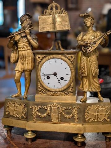 Antieke vuurvergulde bronzen pendule 35x41 cm. €675.  beschikbaar voor biedingen