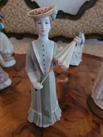 Beeldje Royal Dux, Bohemia -vrouw met paraplu pastell 22218, Ophalen, Zo goed als nieuw, Mens