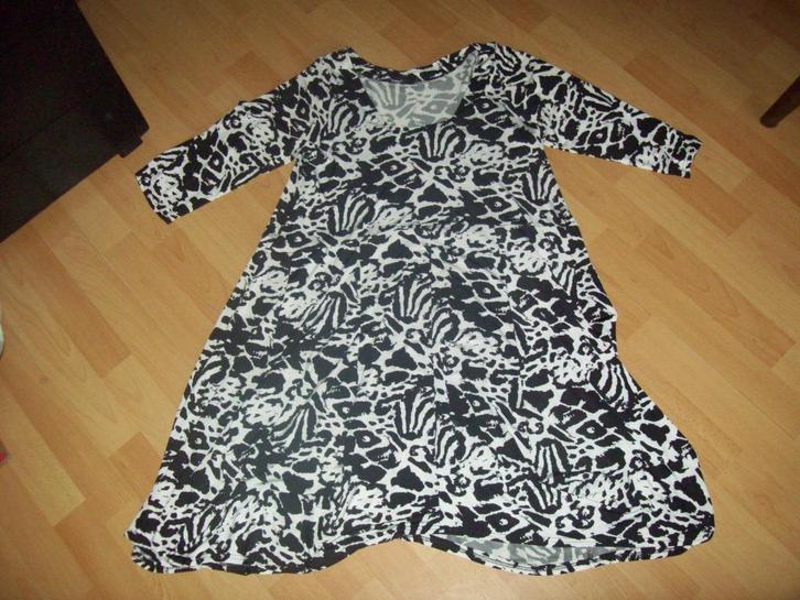Grafische zwarte all over print jurk van Magna maat 40 42 44, Kleding | Dames, Jurken, Zo goed als nieuw, Maat 42/44 (L), Zwart
