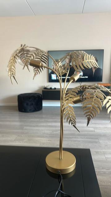 Gouden tafel lamp beschikbaar voor biedingen