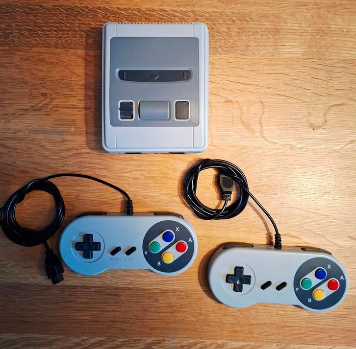 Nintendo NES mini, Spelcomputers en Games, Spelcomputers | Nintendo Super NES, Gebruikt, Met 2 controllers, Ophalen of Verzenden