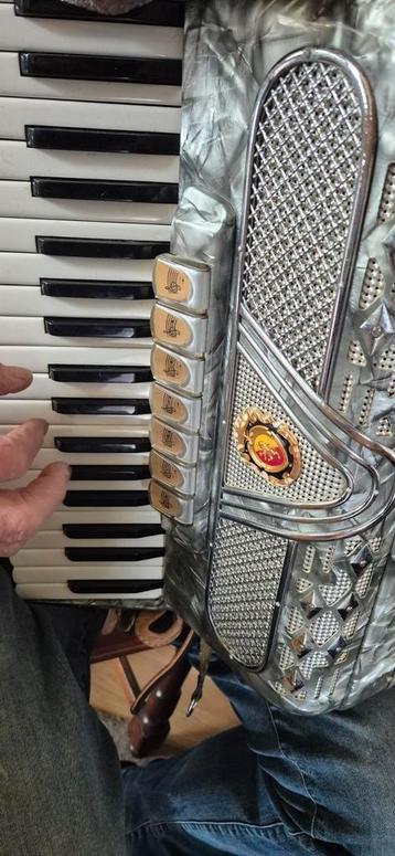 Mooie Italiaanse Marinucci accordeon.80 bas . 3 korig .  beschikbaar voor biedingen