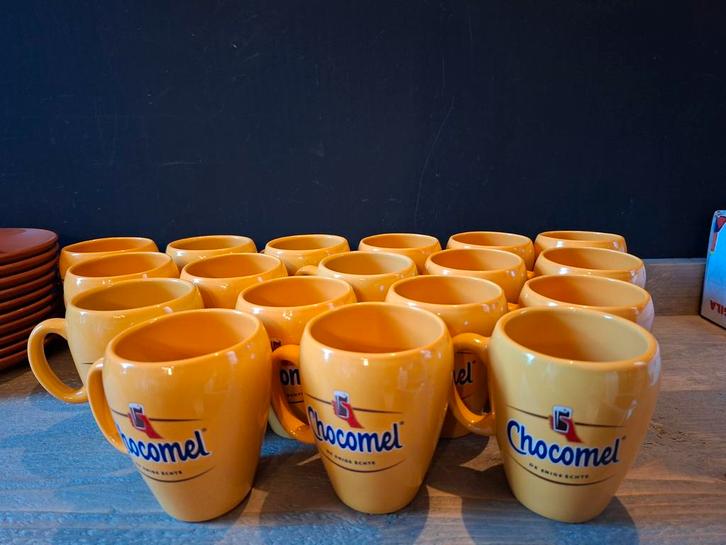 Nog 7 sets Chocomel Kopjes/Schotels te koop. Ook los te koop, Huis en Inrichting, Keuken | Servies, Zo goed als nieuw, Kop(pen) en/of Schotel(s)