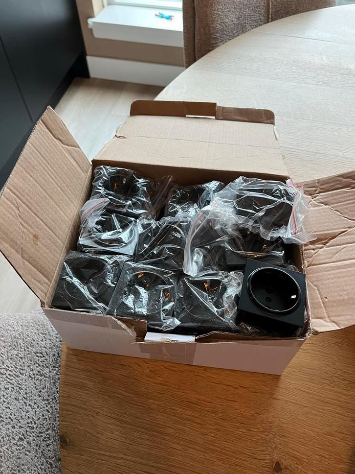 Nieuwe mat zwarte elektra spullen, Doe-het-zelf en Verbouw, Elektra en Kabels, Nieuw, Stopcontact, Ophalen of Verzenden