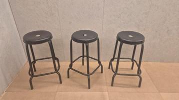 3 industriële metalen barkrukken zwart, stapelbaar. beschikbaar voor biedingen