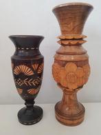 Twee grote Vintage houten vaas
decoratieve houtgesneden en, Antiek en Kunst, Antiek | Vazen, Ophalen of Verzenden