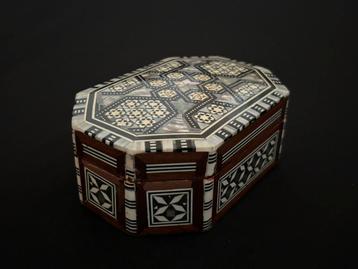 Egyptisch sieradenkistje ingelegd met parelmoer beschikbaar voor biedingen