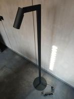 Zwarte staande vloerlamp, Huis en Inrichting, Lampen | Vloerlampen, Stoer, 100 tot 150 cm, Ophalen of Verzenden, Zo goed als nieuw