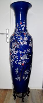 Grote vaas van Chinees porselein, 127 cm hoog, Huis en Inrichting, Woonaccessoires | Vazen, Ophalen, Blauw, Aardewerk of Porselein