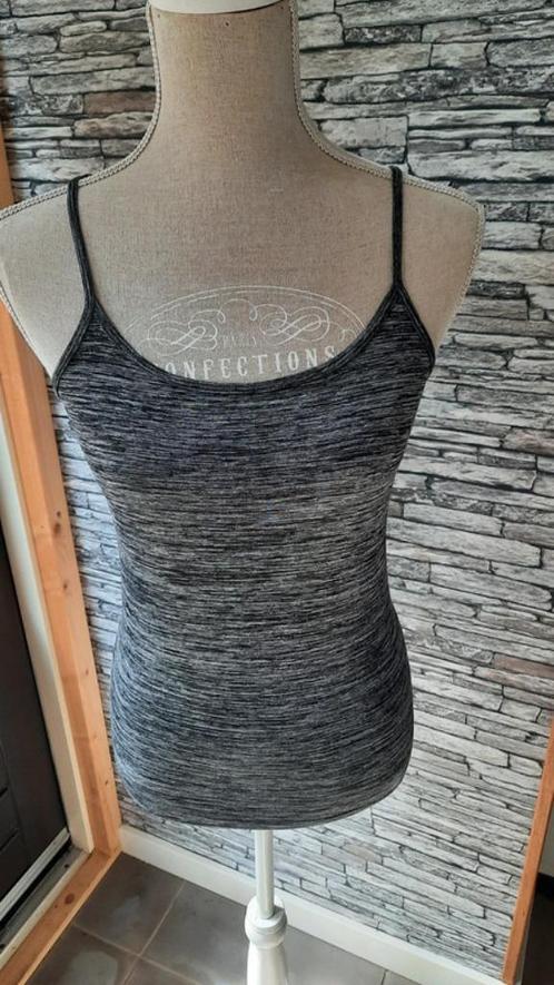Topje gemêleerd zwart grijs mt S, Kleding | Dames, Tops, Zo goed als nieuw, Maat 36 (S), Grijs, Zonder mouw, Ophalen of Verzenden