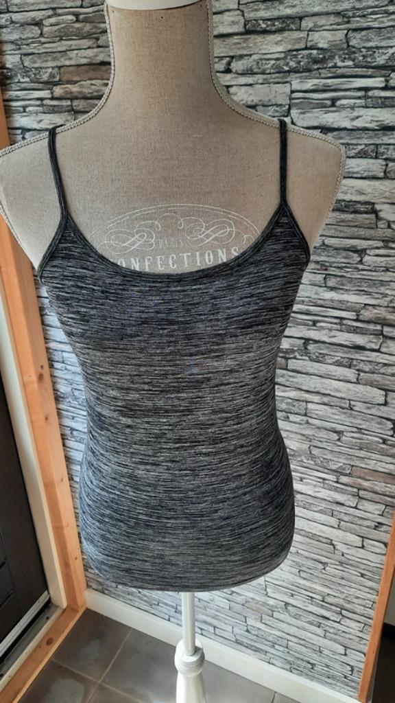 Topje gemêleerd zwart grijs mt S, Kleding | Dames, Tops, Zo goed als nieuw, Maat 36 (S), Grijs, Zonder mouw, Ophalen of Verzenden