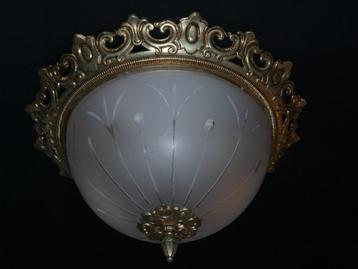 Bolvormige oude plafonniere met matte geslepen glaskap beschikbaar voor biedingen