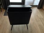 Zwarte prullenbak op pootjes, Ophalen, Gebruikt, 20 tot 30 liter, Metaal