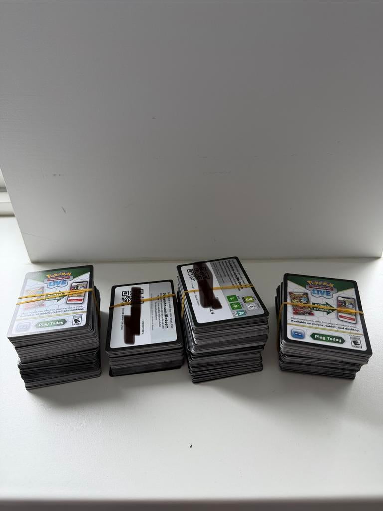 +/- 700 QR code kaarten Pokémon TCG, Ophalen of Verzenden, Zo goed als nieuw