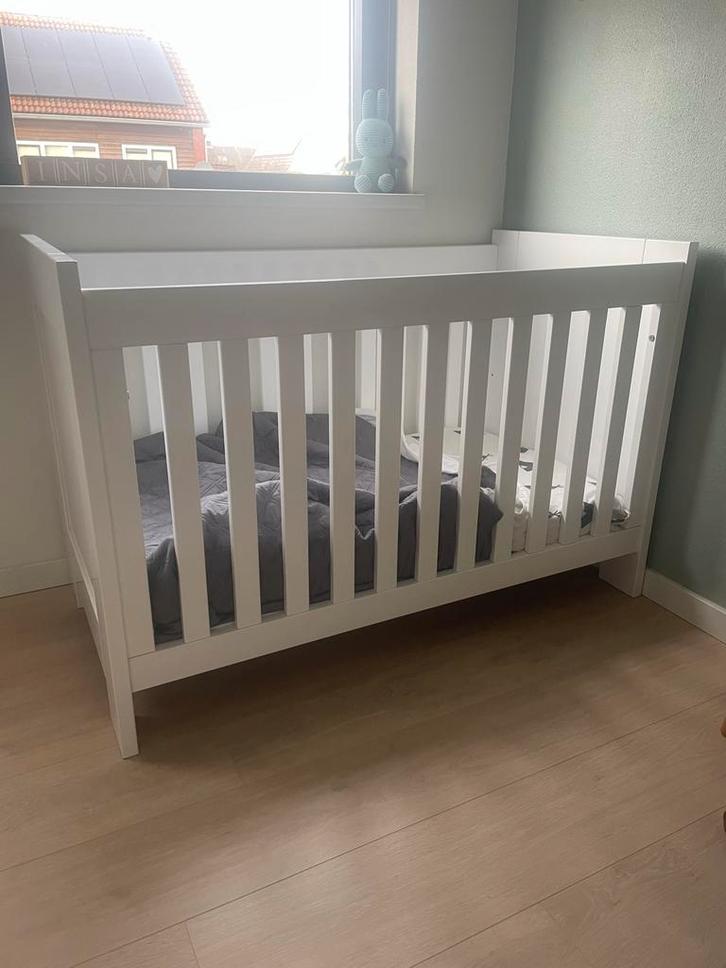 Bopita ledikant en commode met matras en matrasbeschermer, Kinderen en Baby's, Babywiegjes en Ledikanten, Zo goed als nieuw, Ledikant