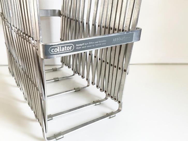 Vintage krantenhouder aluminium 1980 Luther Evans Radius, Huis en Inrichting, Woonaccessoires | Krantenbakken en Lectuurbakken