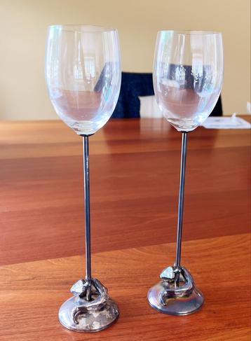 Hoge glazen met verzilverde voet. 28 cm hoog beschikbaar voor biedingen