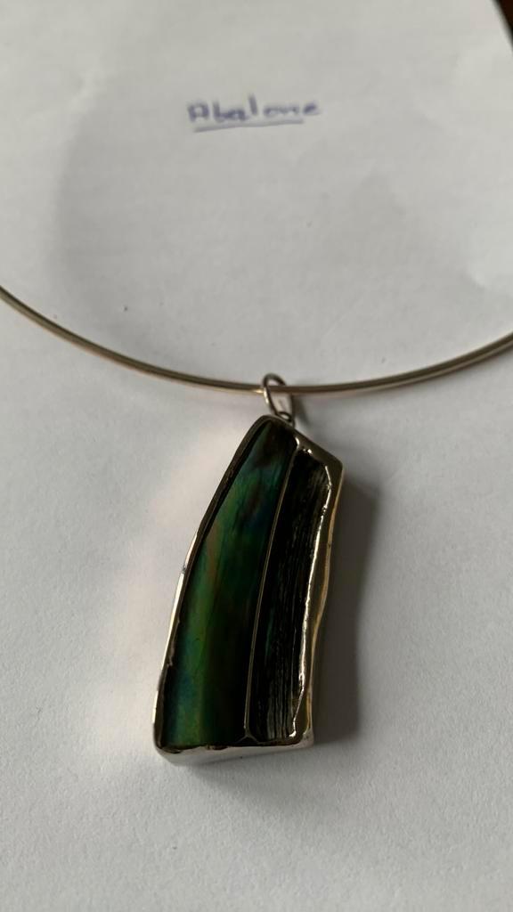 Zilveren spang met abalone hanger, Sieraden, Tassen en Uiterlijk, Kettingen, Nieuw, Zilver, Met hanger, Ophalen of Verzenden