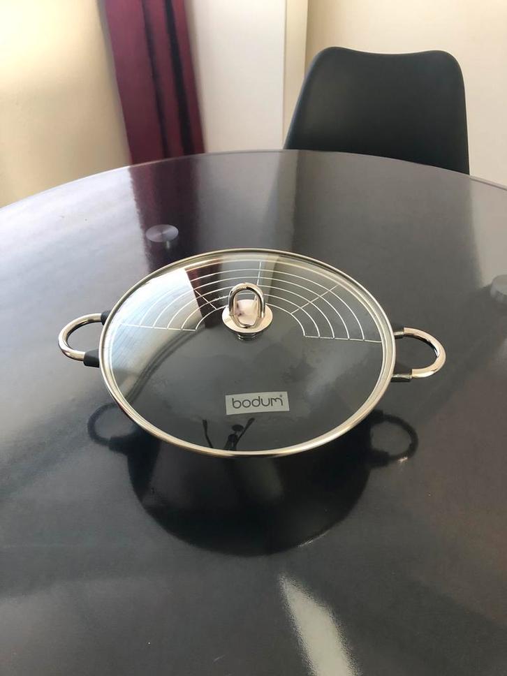 Bodum | Wok | Gietijzer | Ø 29 cm | Glazen deksel | Nieuw, Huis en Inrichting, Keuken | Potten en Pannen, Nieuw, Wok, Gietijzer