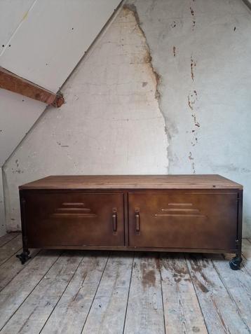 Industriële TV kast / Dressoir op wielen beschikbaar voor biedingen