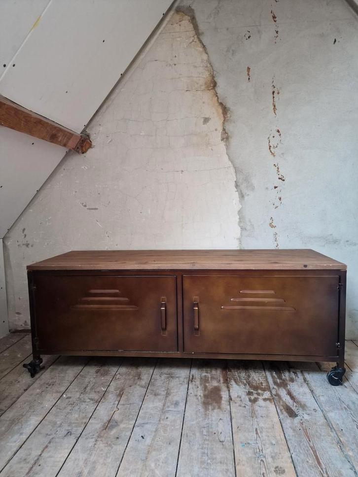 Industriële TV kast / Dressoir op wielen, Huis en Inrichting, Kasten | Televisiemeubels, Gebruikt, Minder dan 100 cm, 100 tot 150 cm