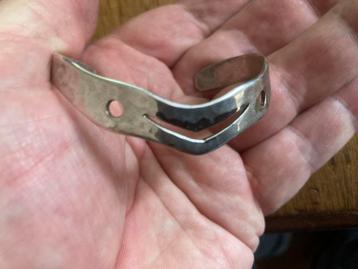 Handwerk, kunstzinnig gehamerde zilveren armband, mooi ! beschikbaar voor biedingen