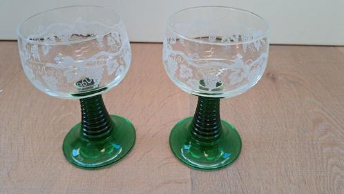 Vintage Wijnglazen met Groene Voet Gegraveerde Druivenmotief, Verzamelen, Glas en Borrelglaasjes, Gebruikt, Overige typen, Ophalen of Verzenden