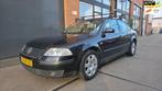 Volkswagen Passat 1.9 TDI Sportline, Auto's, Volkswagen, Voorwielaandrijving, Stof, Gebruikt, Zwart