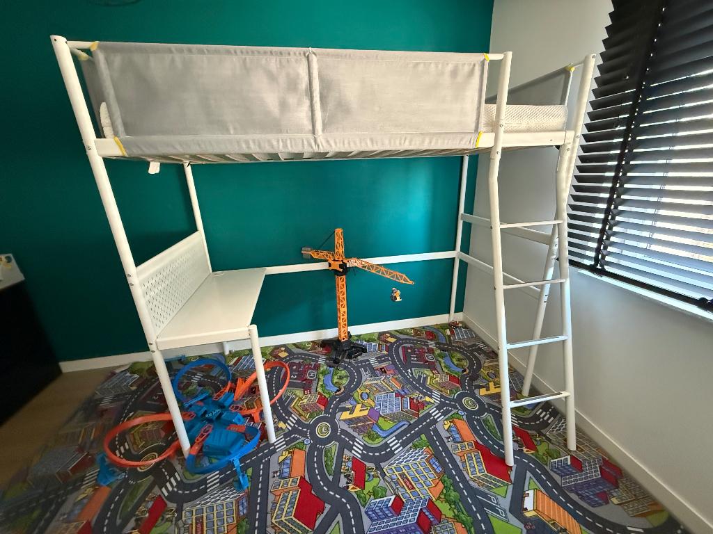 Hoogslaper met Bureau Metalen Frame Nieuwstaat €275, Huis en Inrichting, Slaapkamer | Stapelbedden en Hoogslapers, Zo goed als nieuw