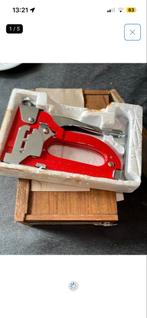 Tacker met nietjes in houten doos, Ophalen, Zo goed als nieuw