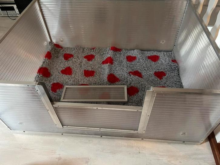 Bijna nieuwe werpkist met warmtelamp en vetbedden, Dieren en Toebehoren, Honden-accessoires, Zo goed als nieuw, Ophalen of Verzenden