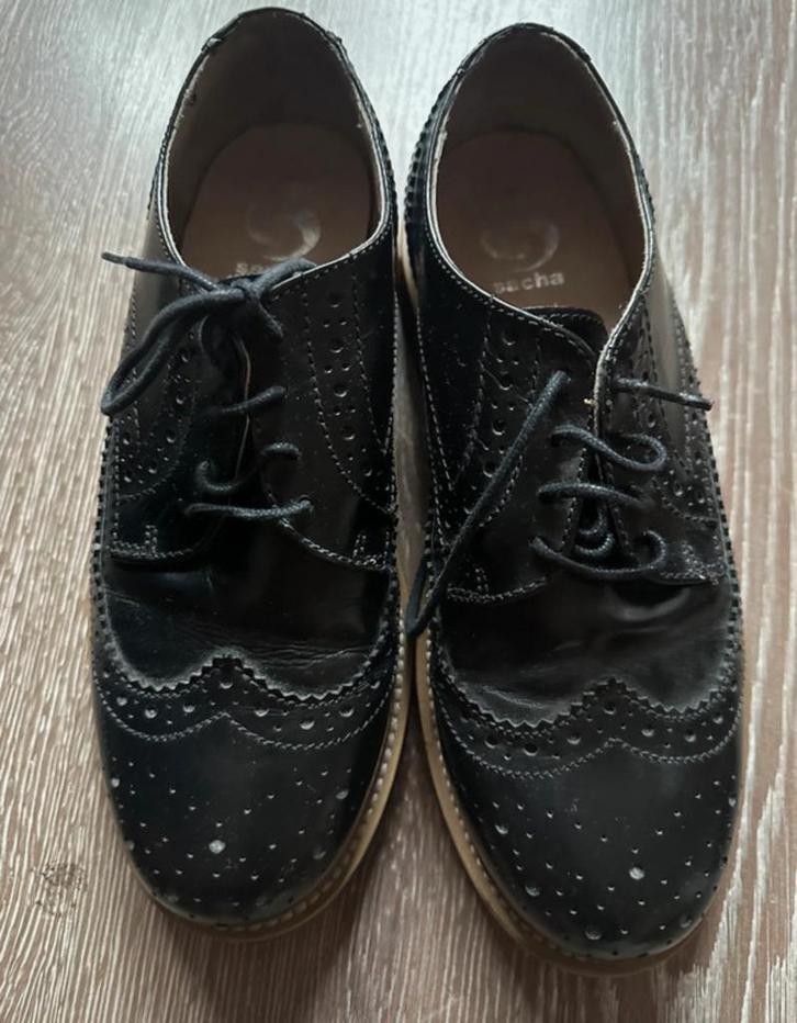 Mooie zwarte broques gaatjesschoenen schoenen Sacha maat 38, Kleding | Dames, Schoenen, Zo goed als nieuw, Zwart, Ophalen of Verzenden