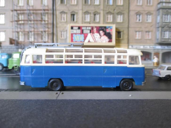 1954 -1973 Ikarus 311 DDR touringcar / stadsbus blauw, Hobby en Vrije tijd, Modelauto's | 1:87, Nieuw, Bus of Vrachtwagen, Overige merken