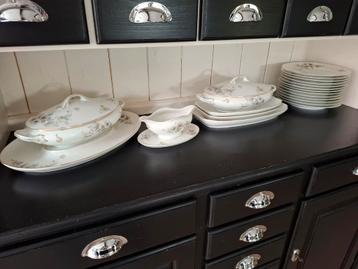 Porcelein servies met bloemetje beschikbaar voor biedingen
