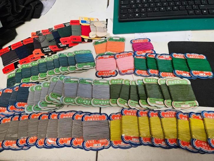 Zolderopruiming--diverse kaartjes met een soort borduurgaren, Hobby en Vrije tijd, Borduren en Borduurmachines, Zo goed als nieuw