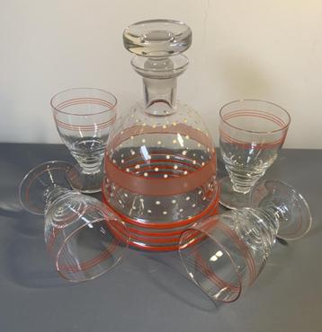 Retro Karaf + 4 glazen Rood en Witte stippen beschikbaar voor biedingen