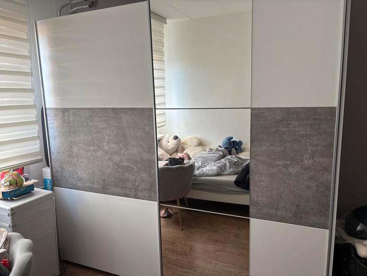 Gratis Kledingkast met schuifdeuren, Huis en Inrichting, Kasten | Kledingkasten, Zo goed als nieuw, 200 cm of meer, 150 tot 200 cm