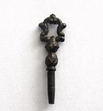 Antieke messing gegoten horlogesleutel., Ophalen of Verzenden