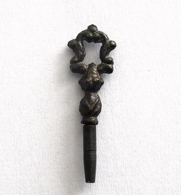 Antieke messing gegoten horlogesleutel.  beschikbaar voor biedingen